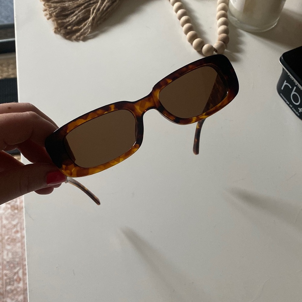 TORTOISE SHELL SUNGLASSES